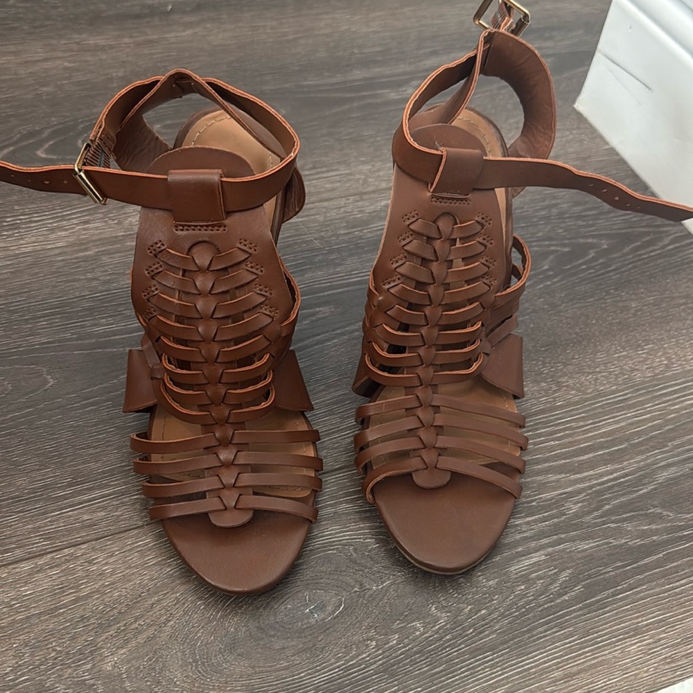 Strappy chunky brown heel size 7